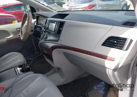 2013 Toyota Sienna Xle V6 8 Passenger z USA, uszkodzony, nr VIN 5TDYK3DC1DS346323